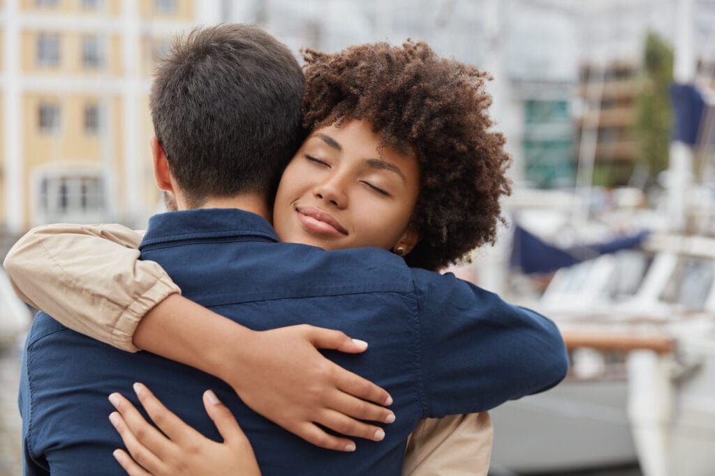 abraços liberam ocitocina que aumenta o vínculo emocional